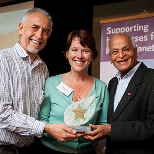 Satish Kumar presents the GoldStar Award to John & Dorothy Lewis of Woodovis Park