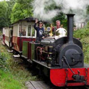 woodovis-park-camping-touring-devon-out-&-about-launceston-steam-railway