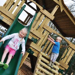 woodovis-park-camping-touring-devon-the-park-facilities-childrens-play-area